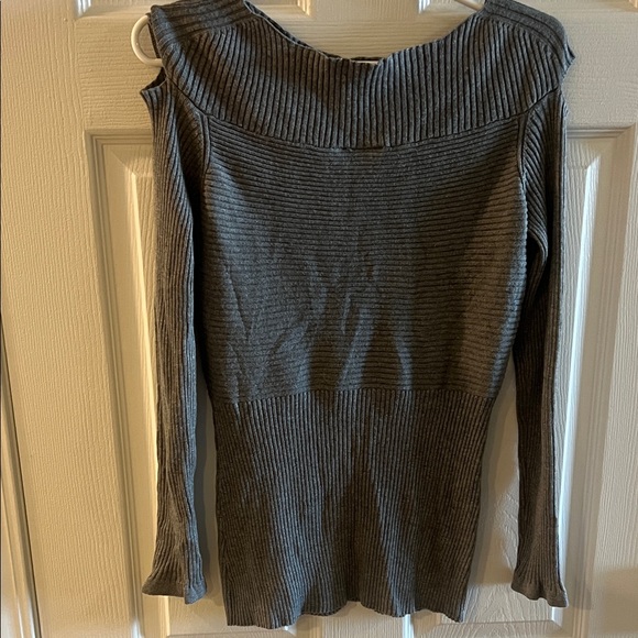 Cyrus Gray Ribbed Cold-Shoulder V-Neck Sweater - Picture 5 of 5